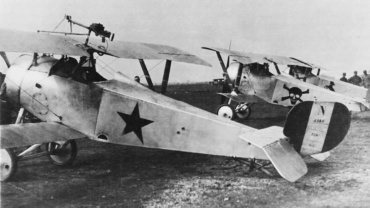 Nieuport della 70a Squadriglia contraddistinti dagli emblemi dei piloti come la stella (Poli), il teschio (Ruffo di Calabria) e il cavallino rampante (Baracca)