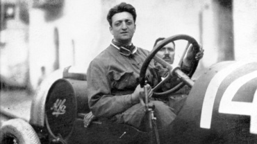 Un giovane Enzo Ferrari alla guida di un'Alfa Romeo