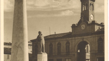 La Torre dell'Orologio venne demolita nel 1940 per fare spazio alla nuova sede della Cassa di Risparmio