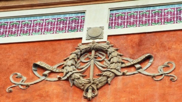 Laurel wreath with the motto "W Trento e Trieste"