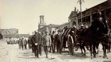 Before taking Via Mazzini to reach the cemetery, the procession flanked the Pavaglione