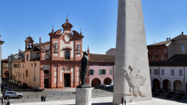 In this shot, next to the Monument, we can see the facade of the Church of the Pio Suffragio