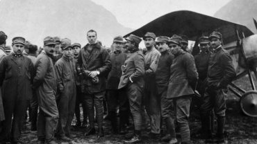 Cavazzo Carnico, 25 novembre 1916. Francesco Baracca appena sceso dal suo Nieuport 11 fra i soldati dopo aver conseguito la sua quinta vittoria