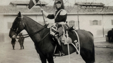 Baracca con un'uniforme storica del Reggimento nel piazzale della Caserma Macao