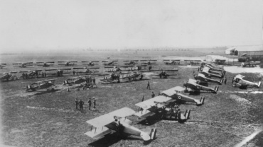 Gli SPAD della 91a Squadriglia ritratti insieme ai Nieuport della 78a a Istrana, in provincia di Treviso, nel giugno 1917