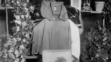 The jacket and kepi of the Lughese officer were placed on the catafalque
