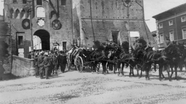 Il corteo all'uscita della Rocca Estense. Molti concittadini e profughi parteciparono ali funerali