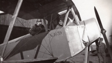 A differenza dei modelli successivi, il Nieuport 10 era adibito a biposto. In questa foto Baracca è nell'abitacolo posteriore, al posto di pilotaggio