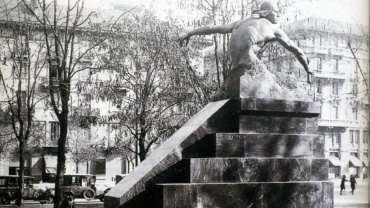 Il monumento di Milano collocato ancora oggi in Piazzale Baracca