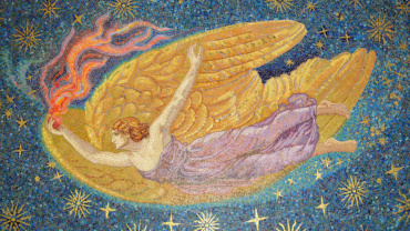 Il cielo stellato che fa da sfondo alla Vittoria Alata è un chiaro omaggio ai mosaici ravennati