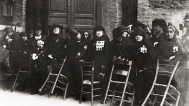 Paolina Biancoli among mothers and war widows during the commemorations of 4th November 1921